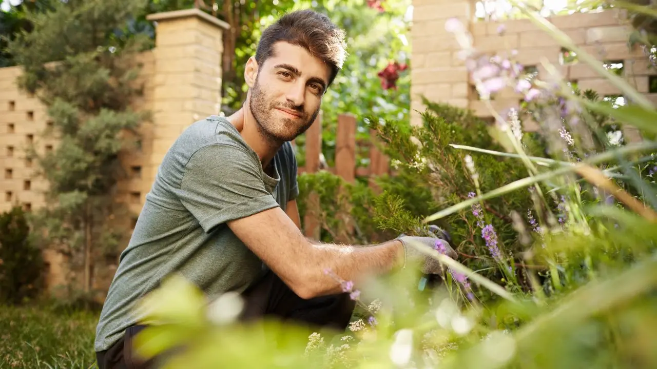 Meno sfalci, più biodiversità Meno sfalci, più biodiversità: un ragazzo coltiva il proprio giardino