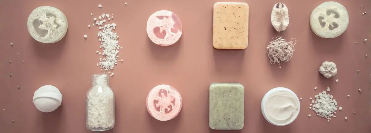Cosmetici solidi: diversi prodotti in mostra