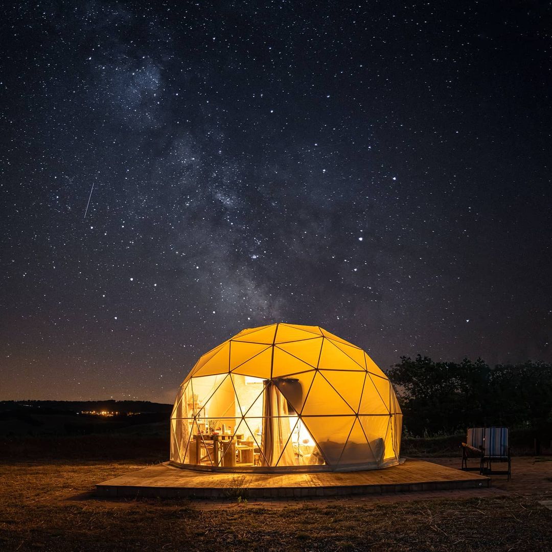 La cupola geodetica sotto il cielo stellato