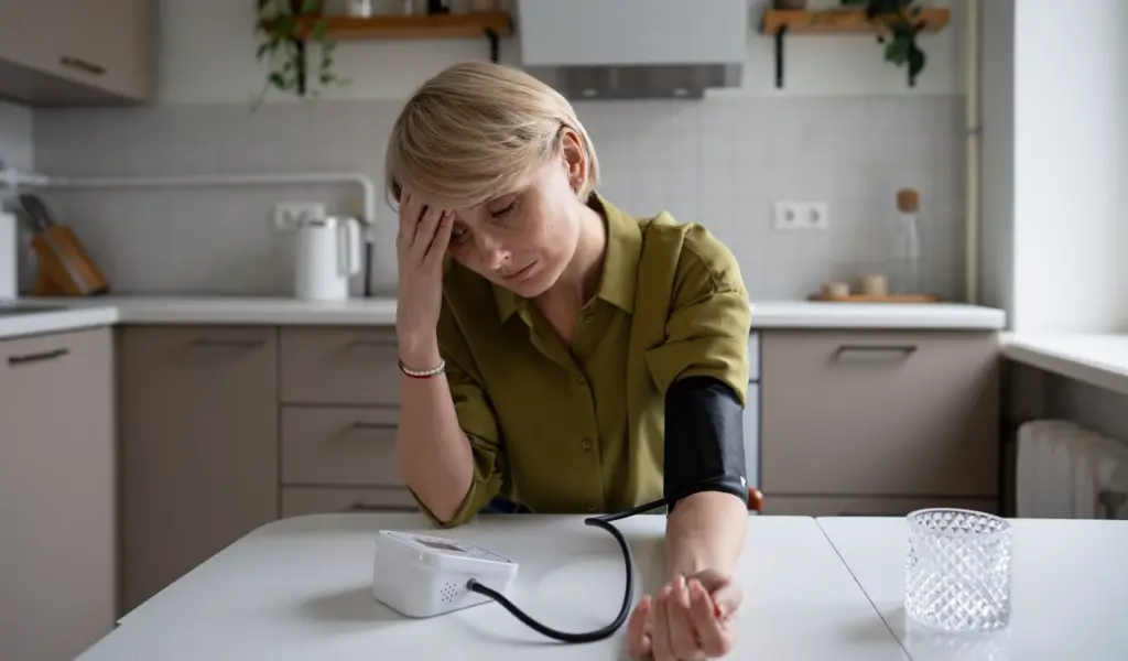 Una donna si misura la pressione