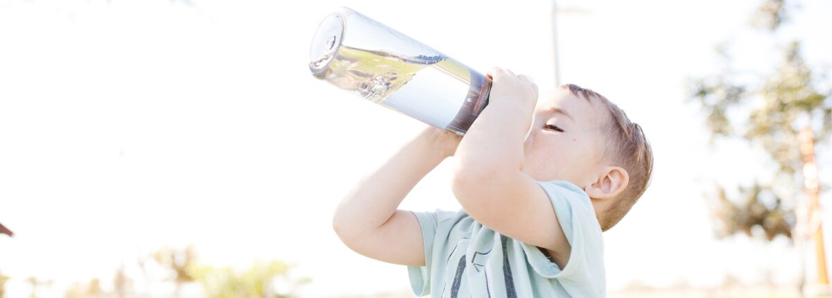 bimbo beve acqua da borraccia. idratarsi per estate in sicurezza