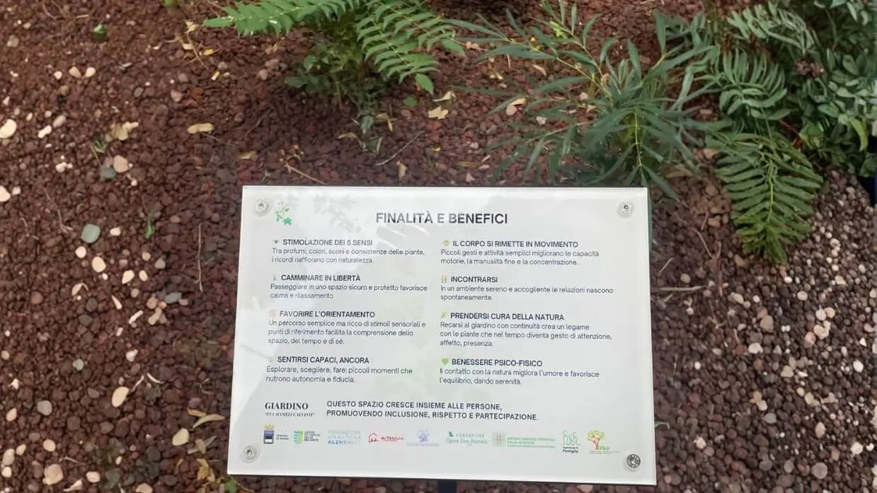 La targa nel Giardino Alzheimer di Cesena ne spiega gli obiettivi