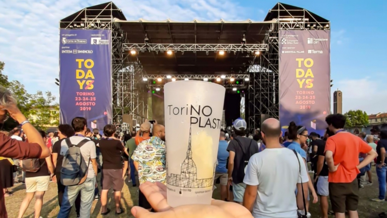 Un evento a Torino con i bicchieri riutilizzabili di GreenTo, movida a basso impatto