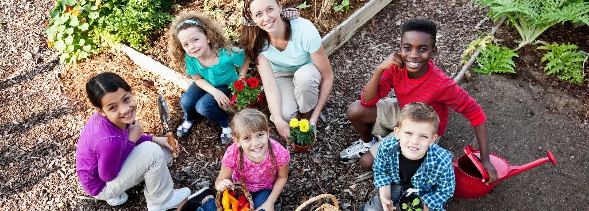 L'agricoltura sul tavolo: bambini che coltivano l'orto