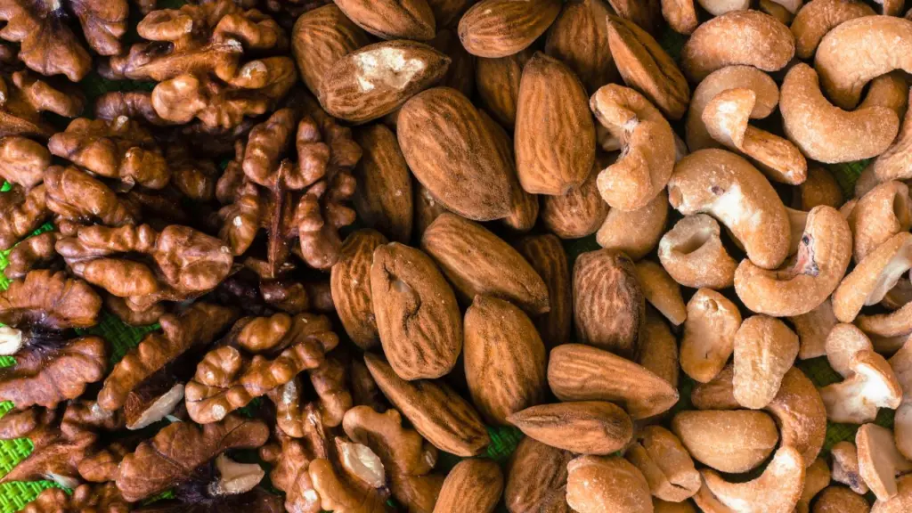 Svezzamento, come e quando: la frutta a guscio
