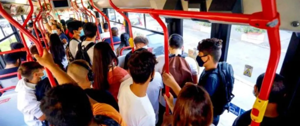 Giovani a bordo di un autobus