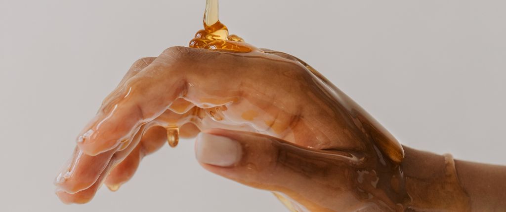 La salute vien dal miele Miele sulla mano