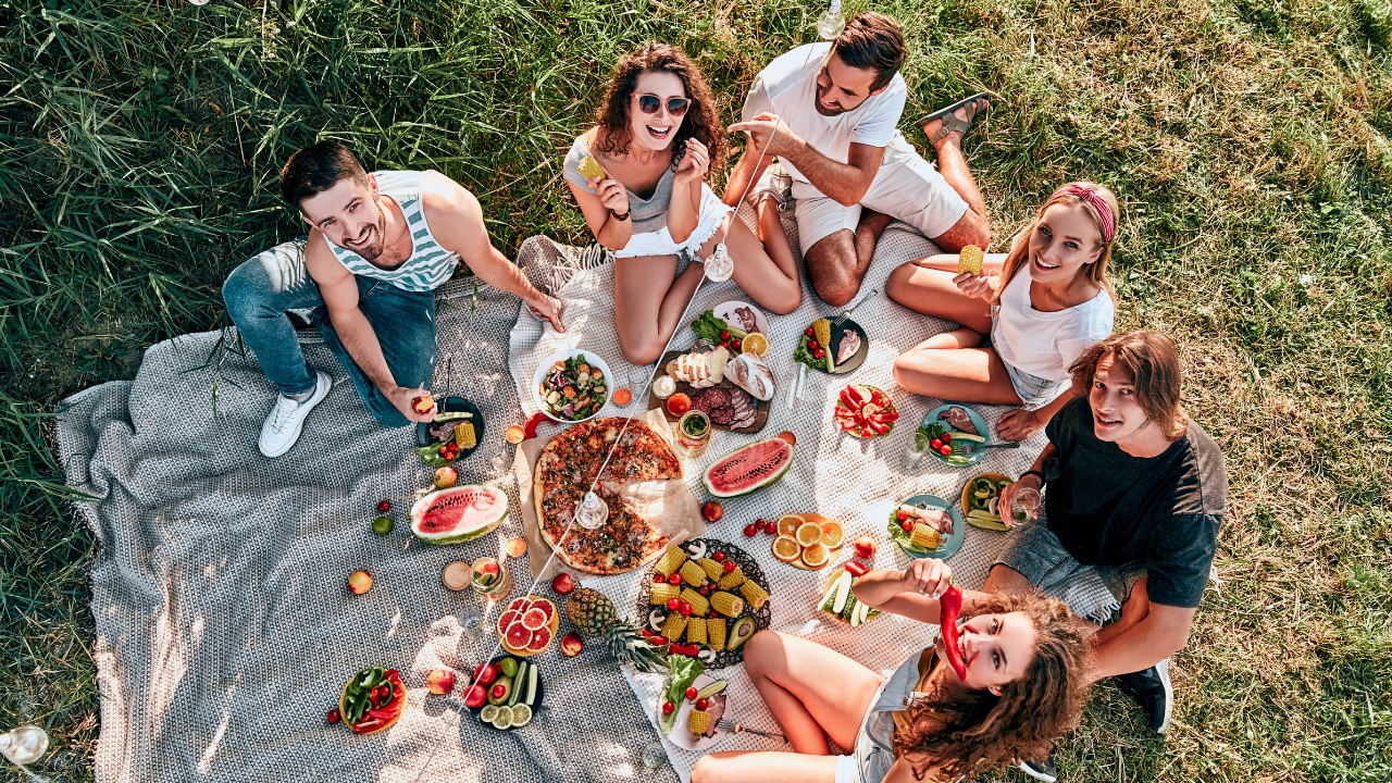 Un picnic di gruppo visto dall'altro