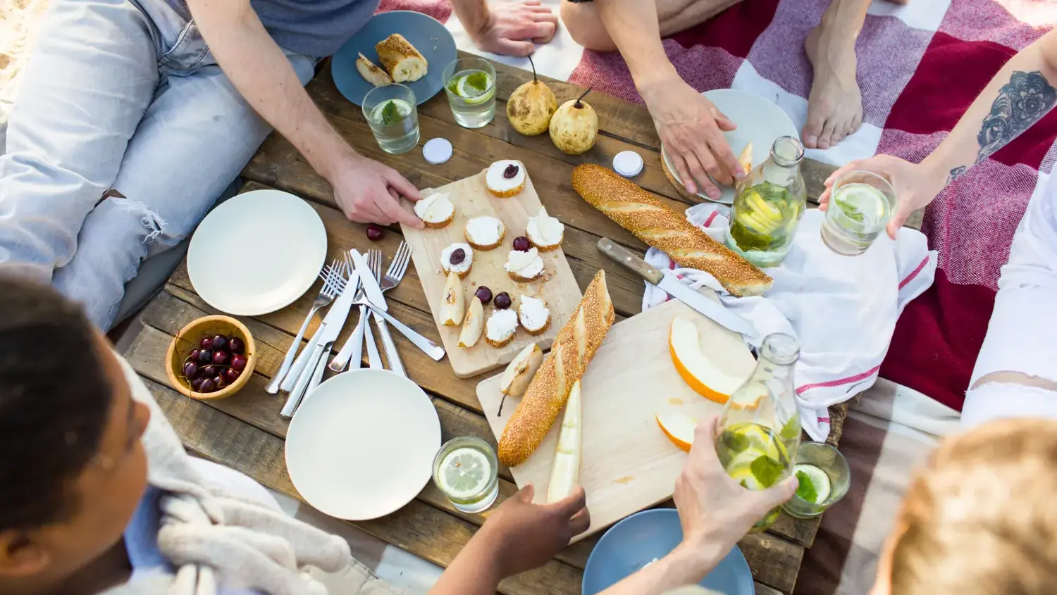 Un'estate da eco-influencer: una tovaglia da picnic con stoviglie ecologiche