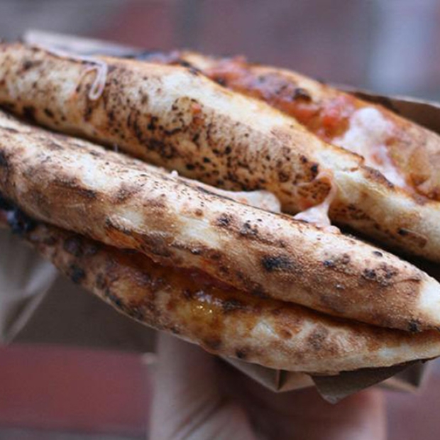 CAMPANIA | Pizza a portafoglio, il sapore di Napoli fra le mani