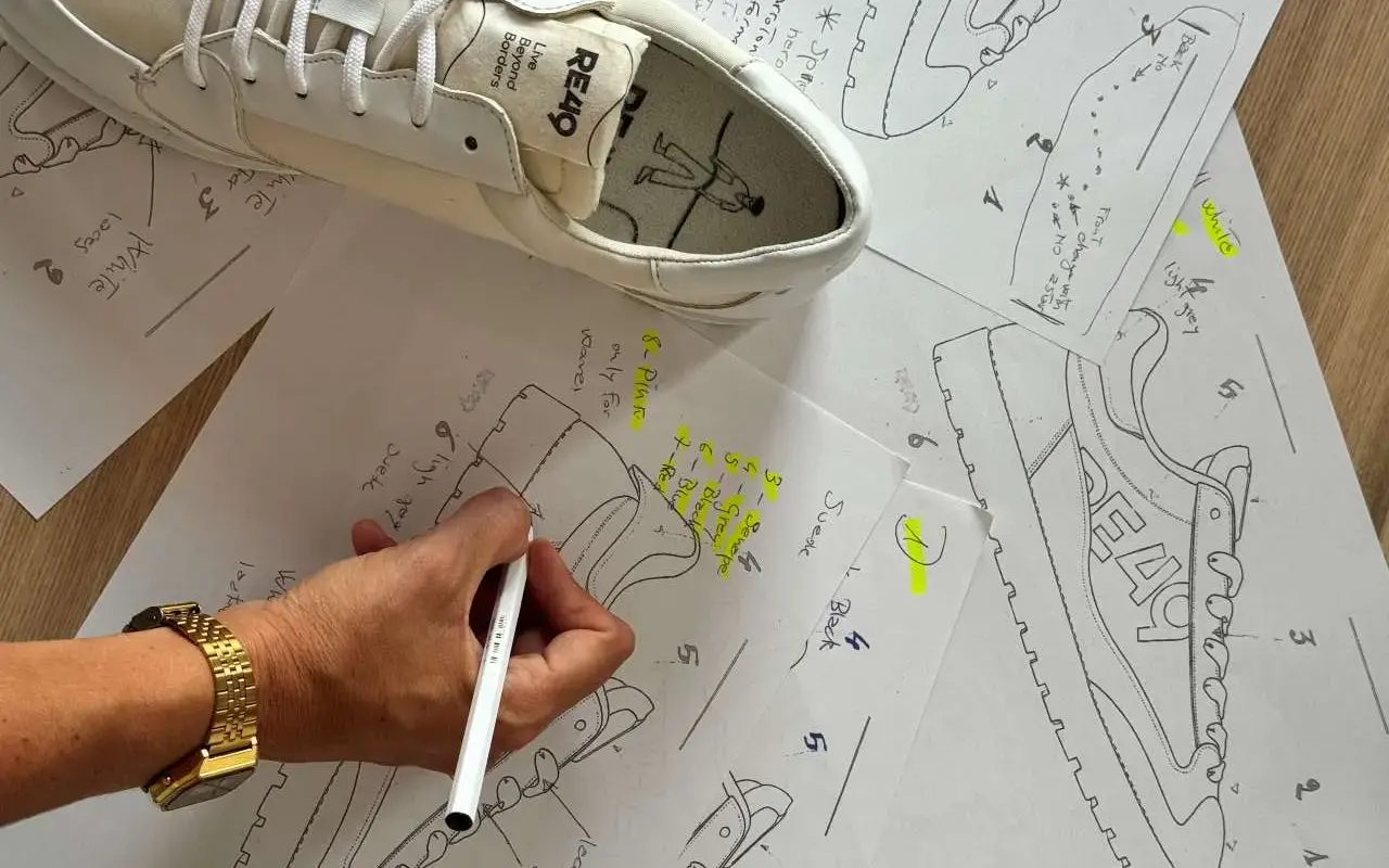 Leggera come una sneaker: una mano donna disegna i modelli di Re49