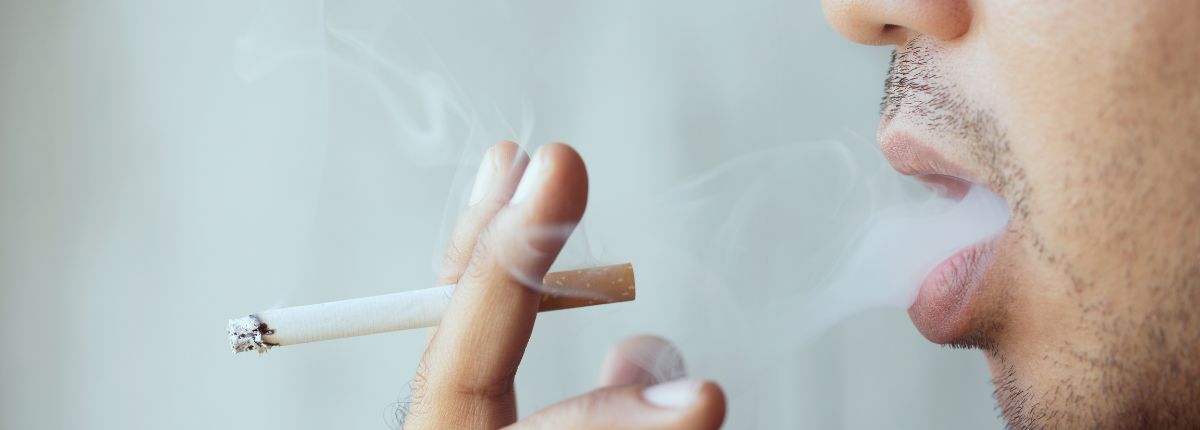 Un uomo che fuma, stop al littering dei mozziconi