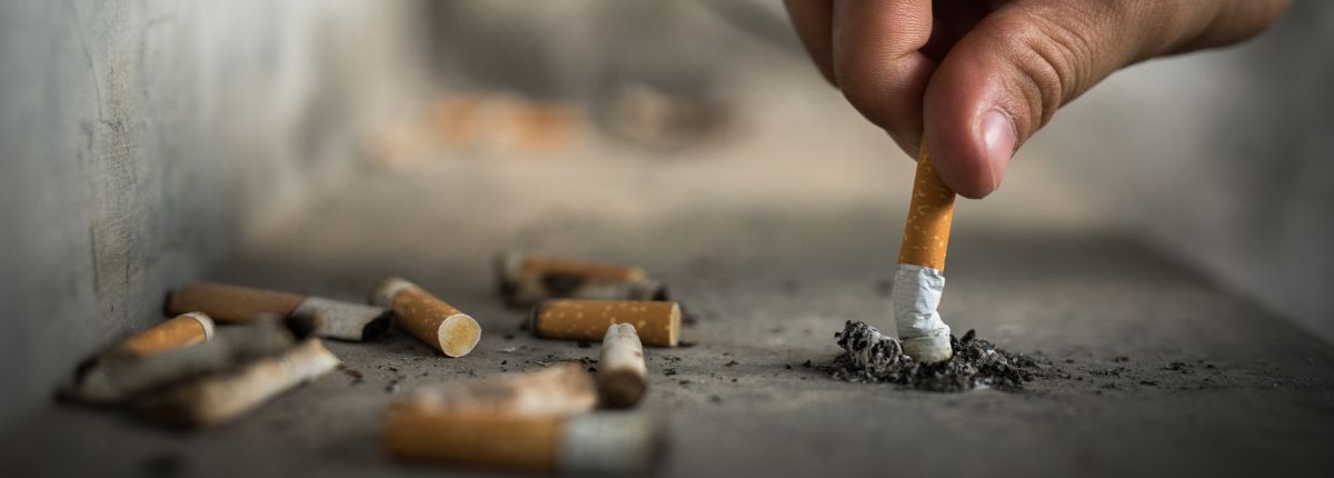 Il gesto di spegnere una sigaretta, stop al littering dei mozziconi