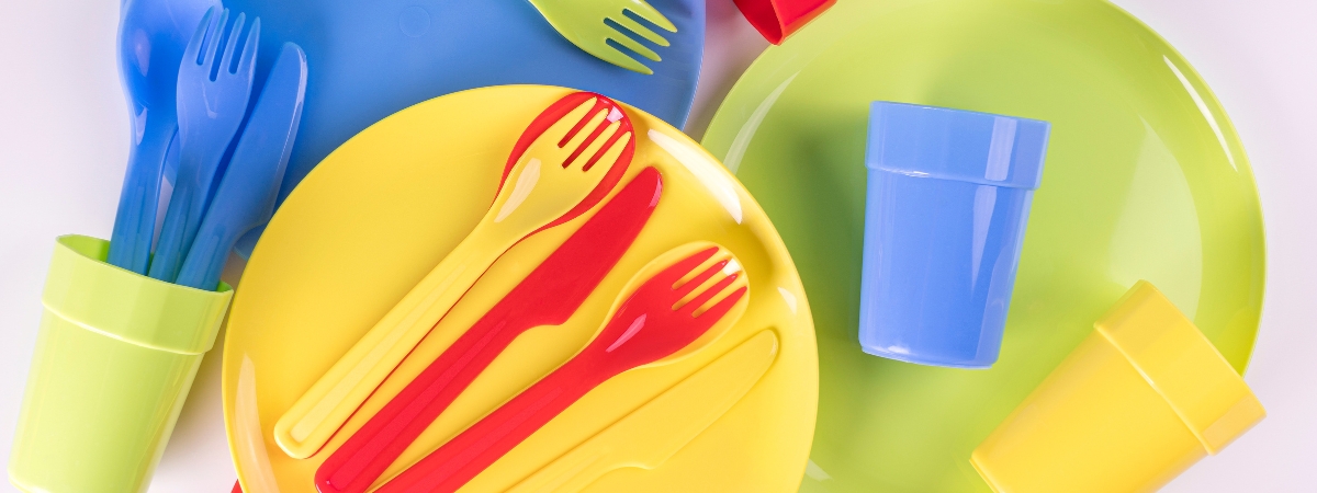 Un set di stoviglie in plastica riutilizzabili