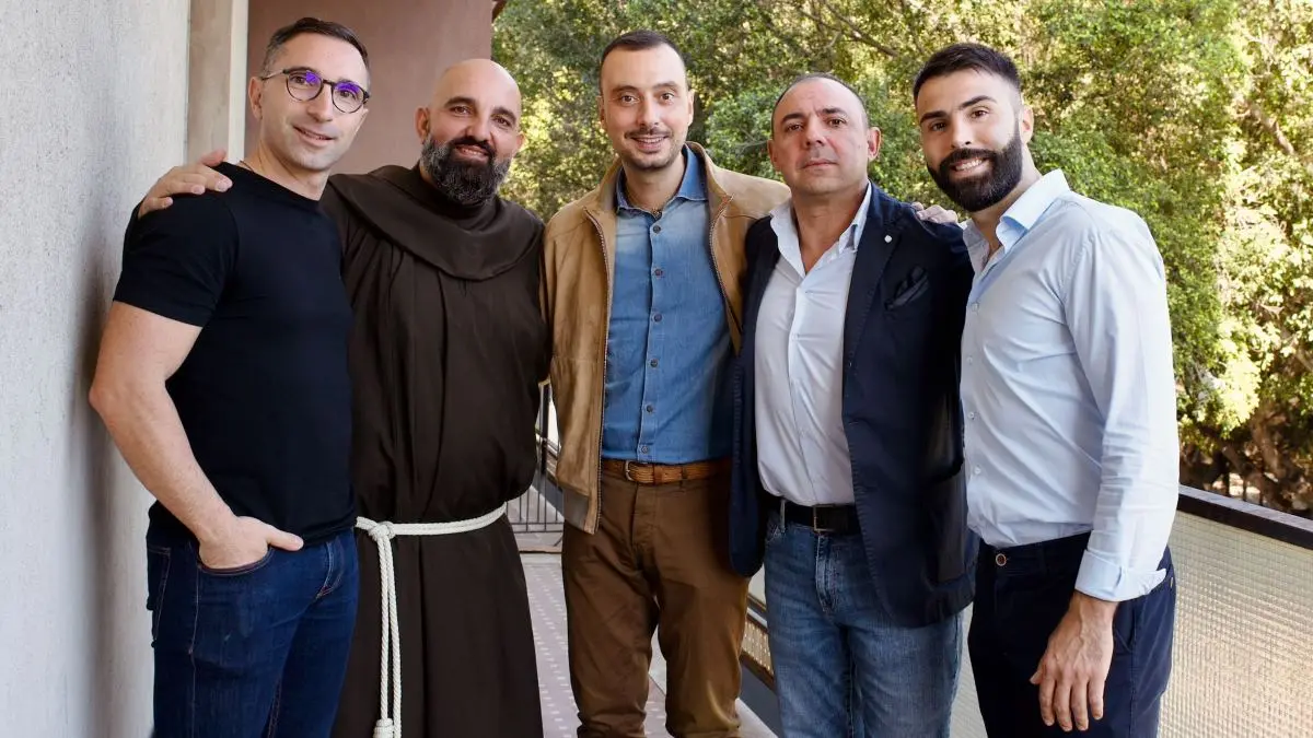 Fra' Massimo Corallo: «Francesco? Una sfida per l'oggi» Fra' Massimo Corallo insieme ai fondatori di "Smg Lab – Progetto Stramondo"