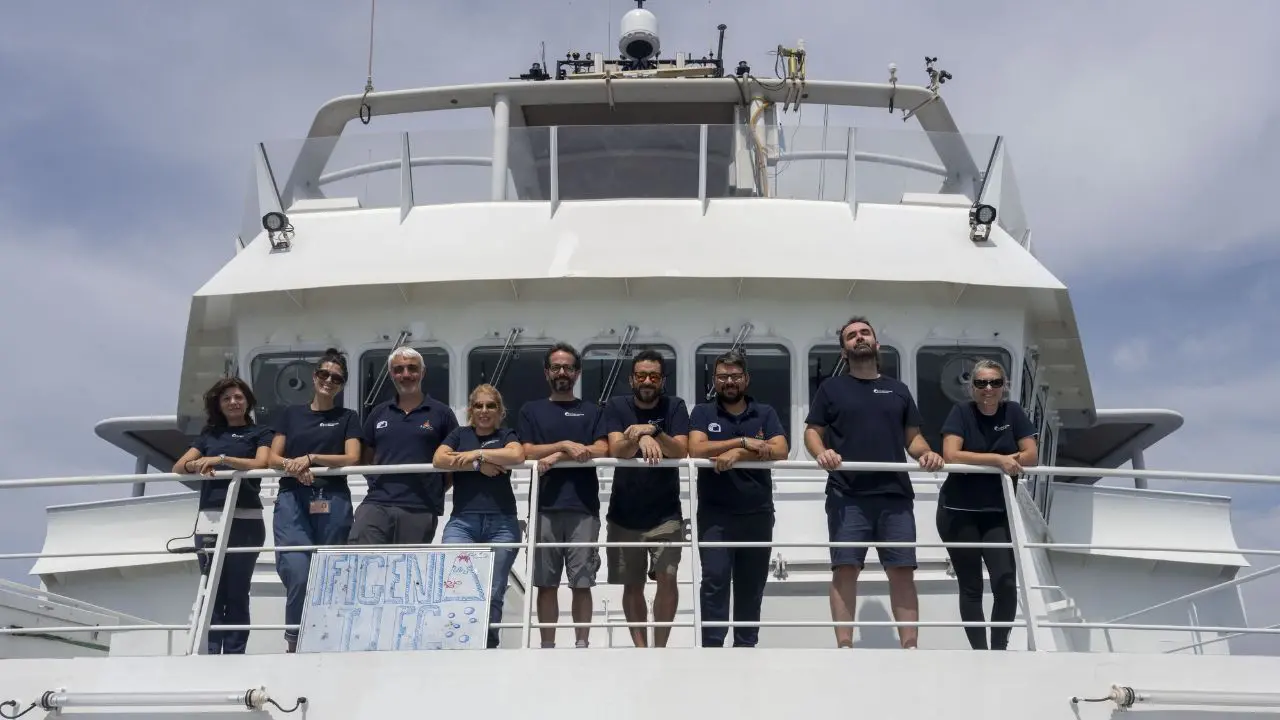 L'equipaggio di Gaia Blu saluta dalla nave