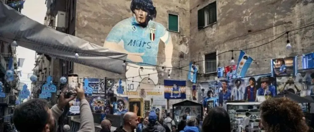 Il murales di Maradona, a Napoli, rappresenta una delle maggiori attrazioni turistiche